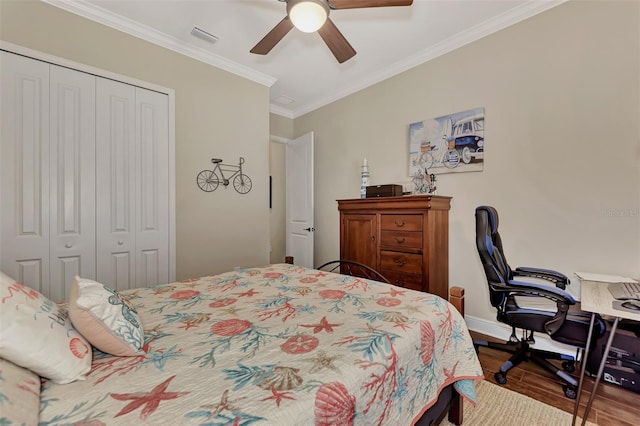 bedroom featuring hardwood / wood-style floors, ornamental molding, a closet, and ceiling fan