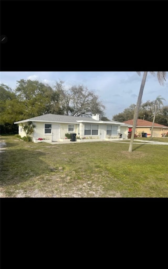 view of front facade featuring a front yard