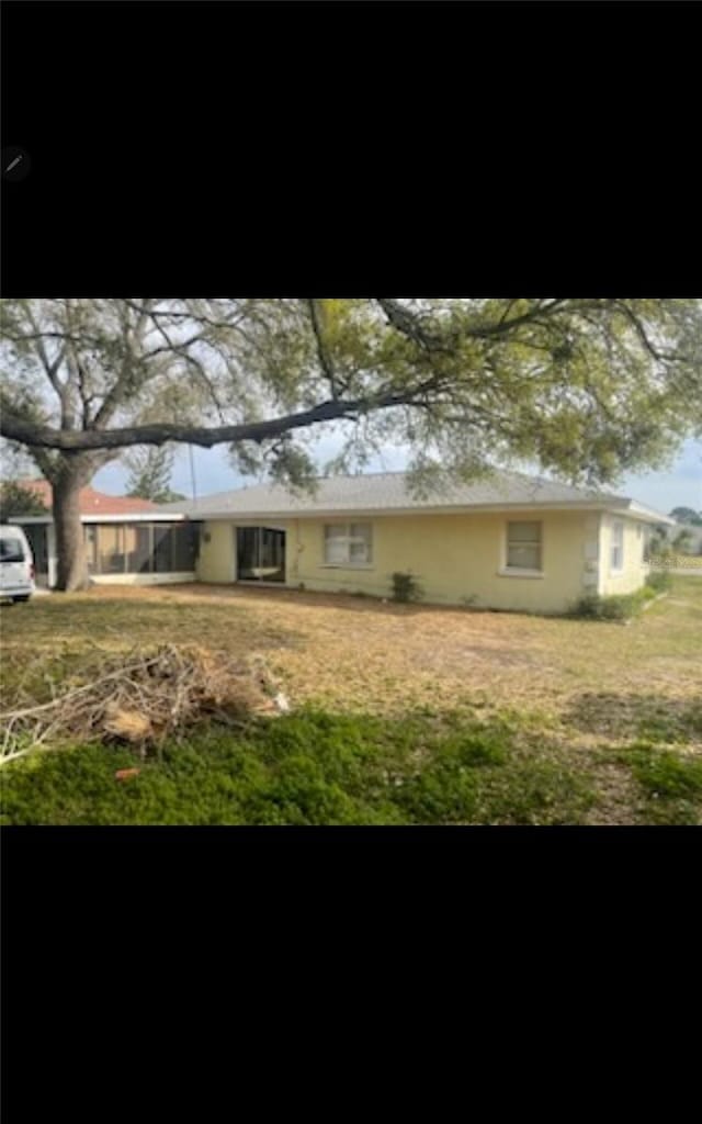 view of front facade with a front yard