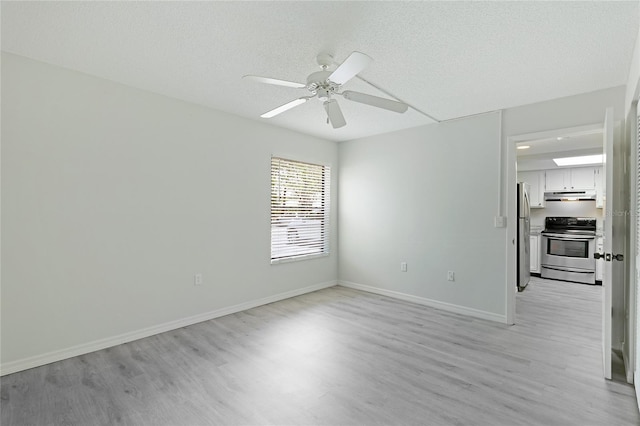 unfurnished room with ceiling fan, a textured ceiling, and light hardwood / wood-style flooring