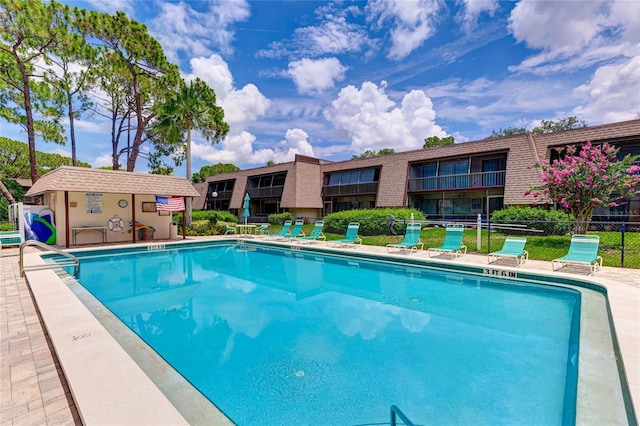 view of swimming pool