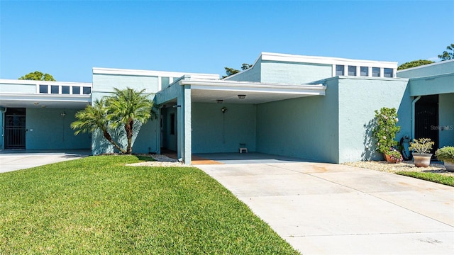 view of front of home with a front lawn and a carport