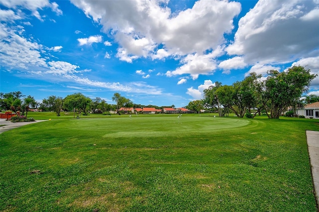 view of property's community featuring a lawn