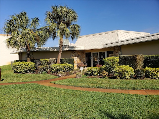 view of front of house featuring a front yard