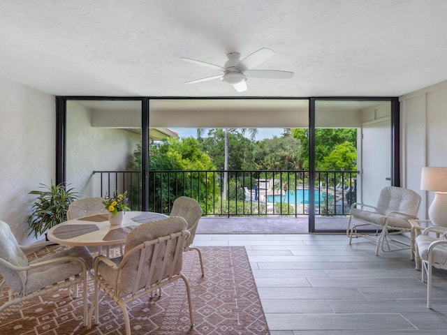 sunroom with ceiling fan