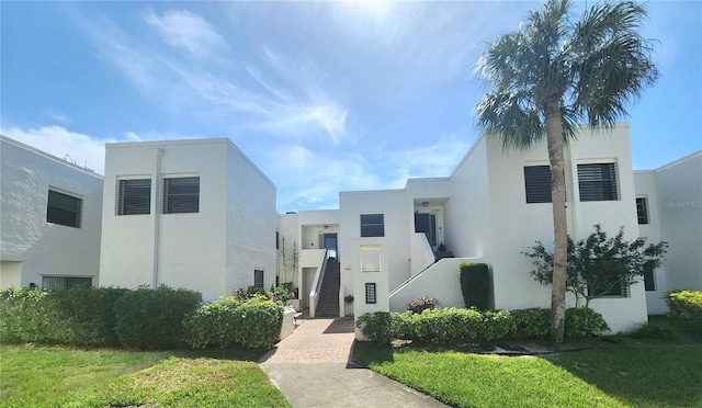 view of front of house featuring a front lawn