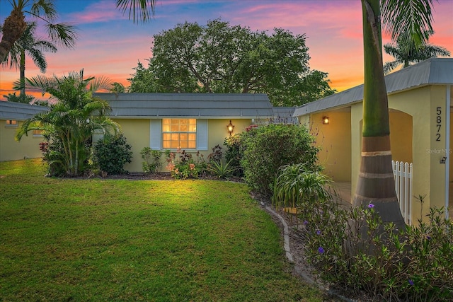 view of front of house featuring a lawn