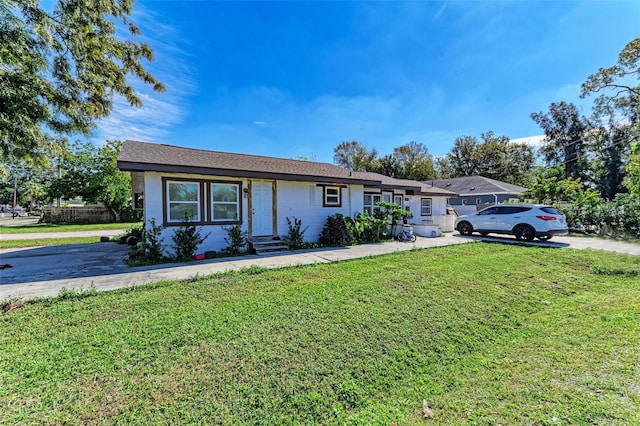 single story home with a front lawn