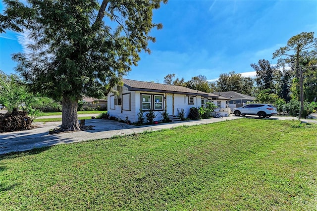 ranch-style house featuring a front lawn