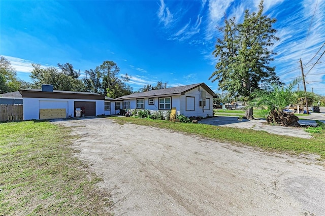 single story home featuring a front yard