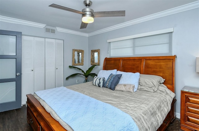 bedroom featuring a closet, crown molding, dark hardwood / wood-style floors, and ceiling fan