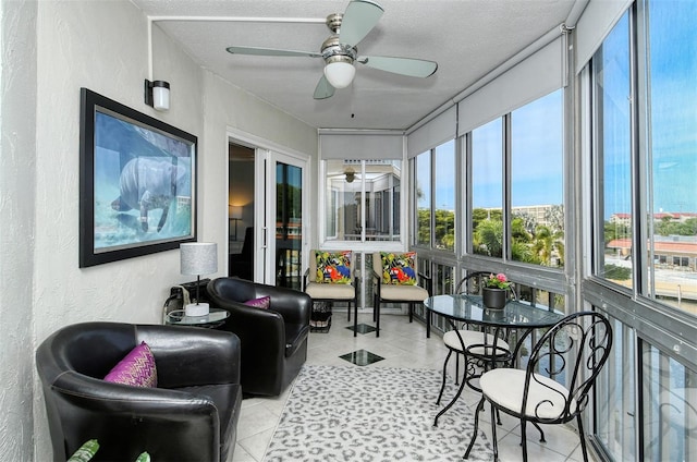 sunroom with ceiling fan