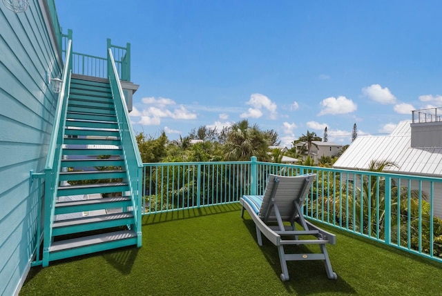 view of yard featuring a balcony