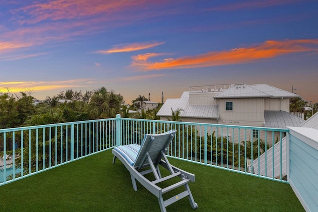 view of yard at dusk