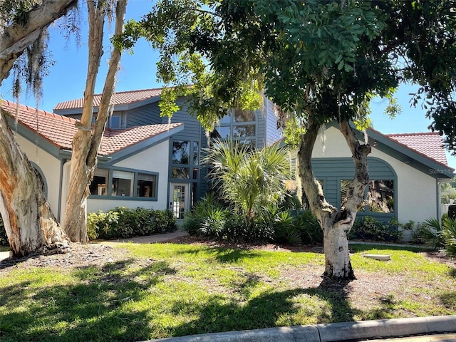 view of front of home featuring a front yard