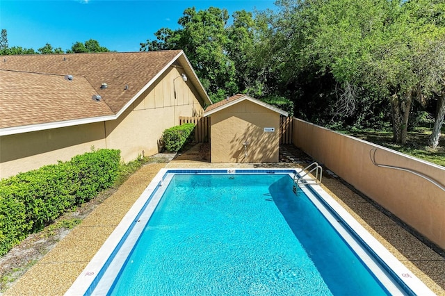 view of swimming pool featuring an outdoor structure