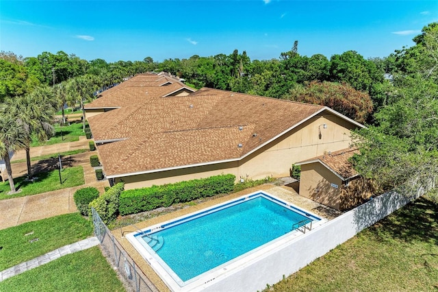 view of swimming pool featuring a lawn