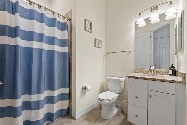 bathroom with a shower with curtain, vanity, and toilet