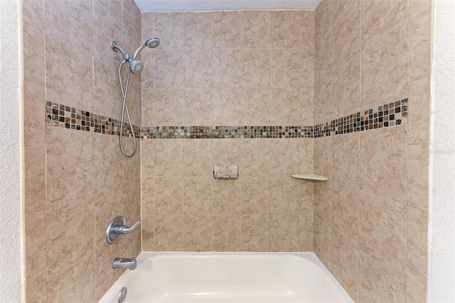 bathroom featuring tiled shower / bath