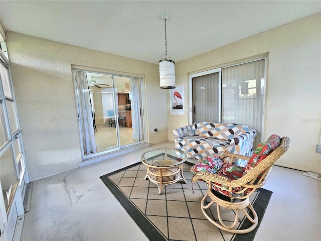 sunroom with ceiling fan