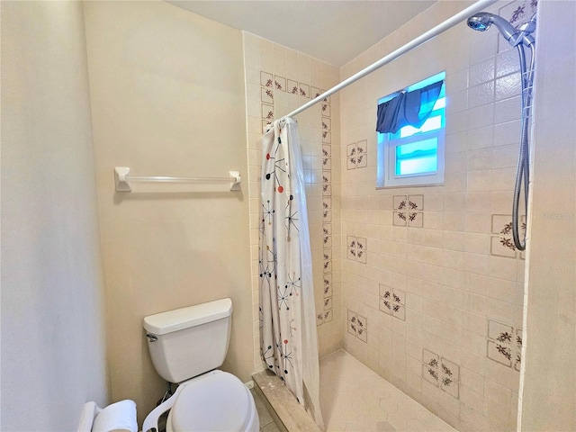 bathroom featuring curtained shower and toilet