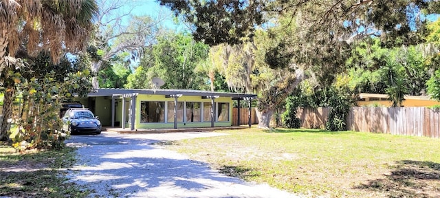 view of front facade featuring a carport and a front lawn