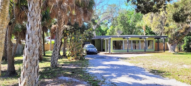 view of front of property featuring a front yard