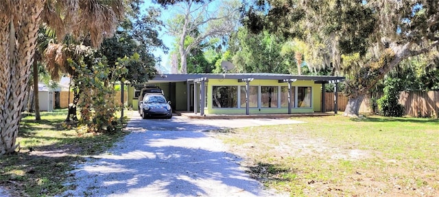 ranch-style home featuring a front lawn