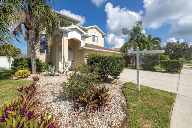 view of front of house featuring a front lawn