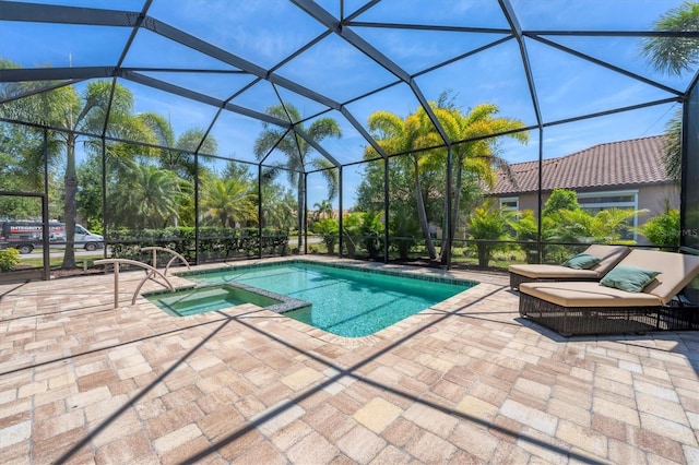 view of pool with an in ground hot tub, a patio area, and a lanai