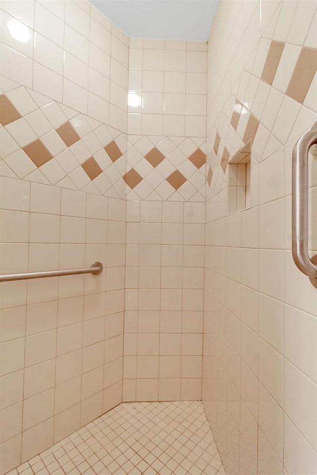 bathroom featuring tiled shower