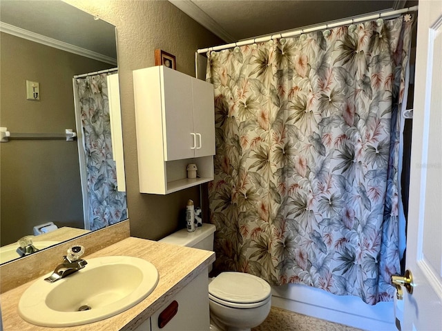 full bathroom featuring crown molding, shower / bath combo with shower curtain, toilet, and oversized vanity