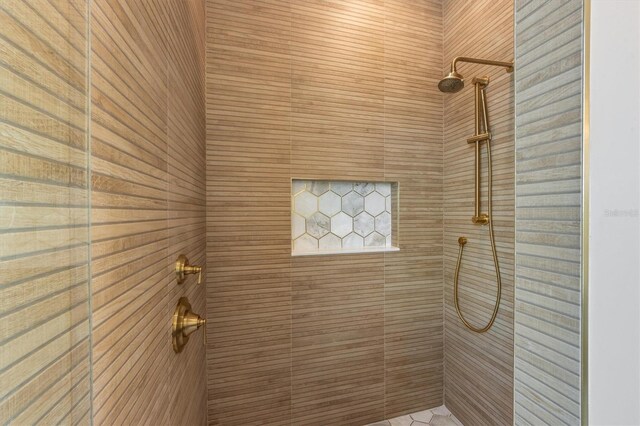 bathroom featuring tiled shower