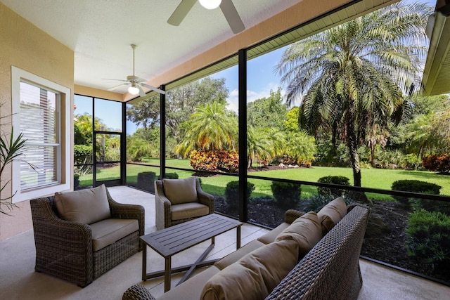 sunroom with ceiling fan