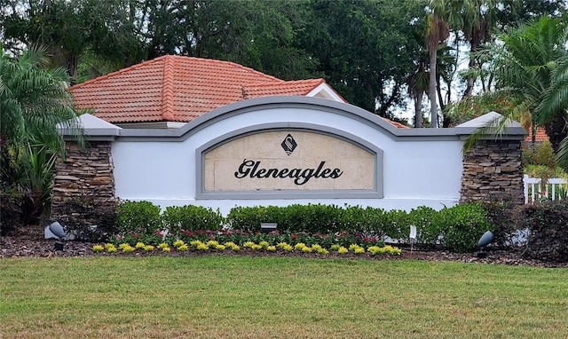 community / neighborhood sign featuring a yard