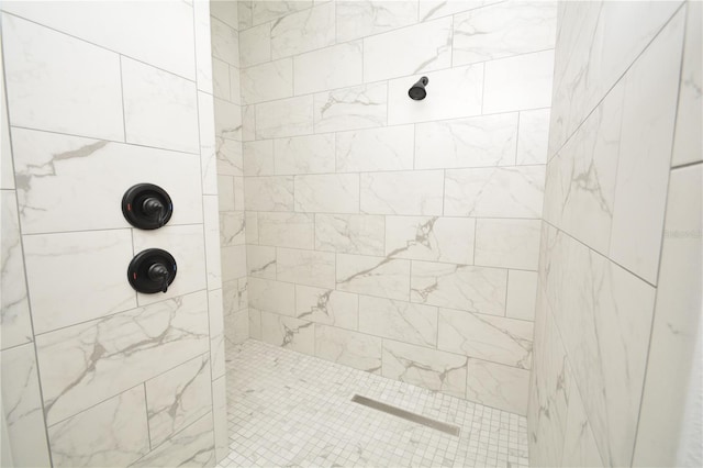 bathroom featuring a tile shower