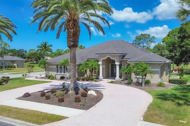 view of front facade featuring a front lawn