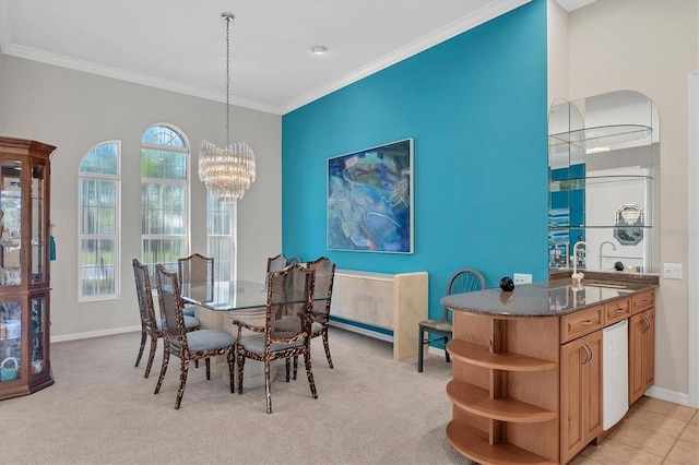 dining space with sink, a notable chandelier, crown molding, and light carpet