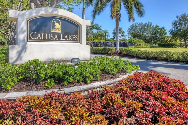 view of community / neighborhood sign