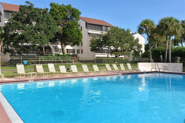 view of swimming pool featuring a yard