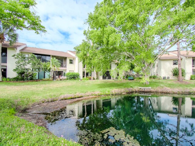 view of yard featuring a water view