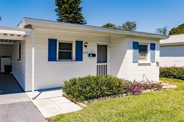 view of front of house featuring a front yard