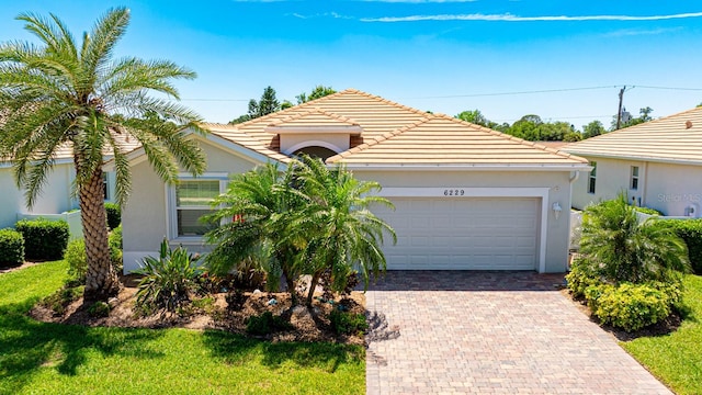 view of front facade featuring a garage