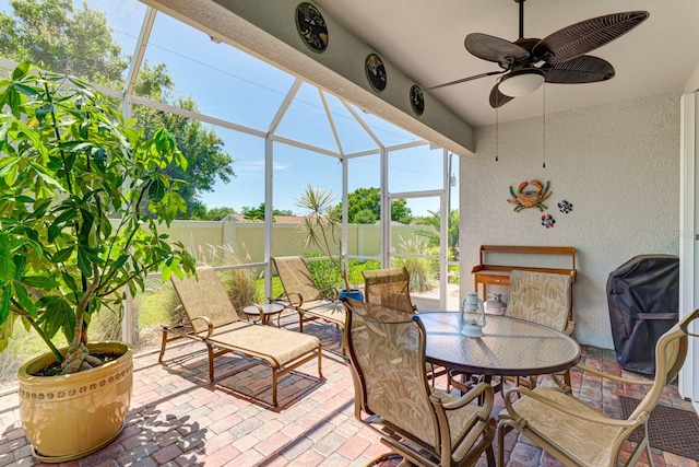 sunroom with ceiling fan