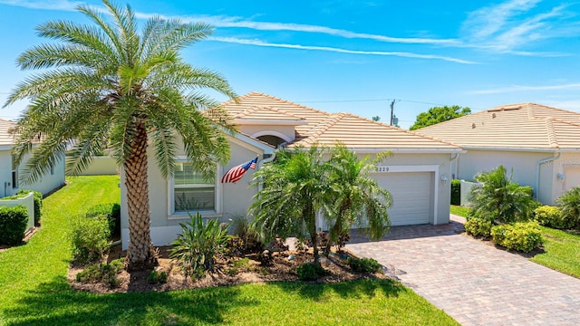 view of front facade featuring a garage and a front yard