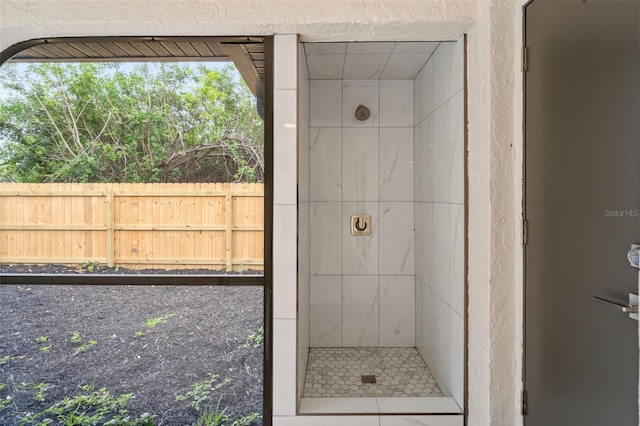 bathroom featuring tiled shower