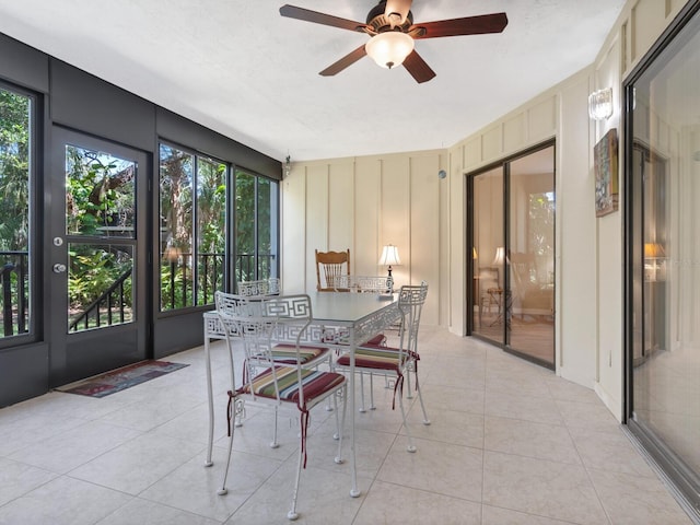 sunroom featuring ceiling fan