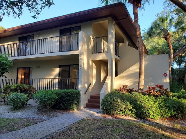 view of front of home featuring a balcony