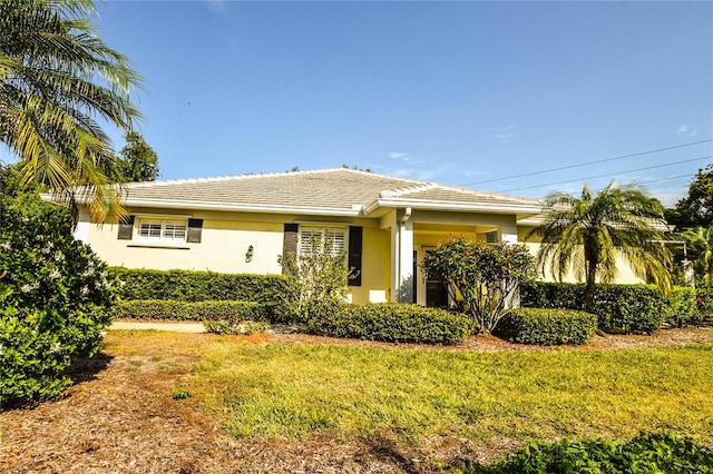 ranch-style house featuring a front lawn