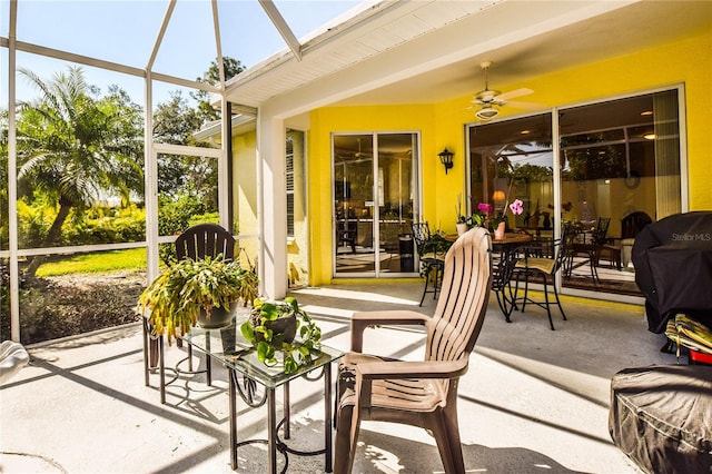 sunroom with ceiling fan